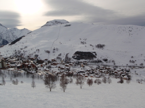 עיירת הסקי נשקפת מן ההר